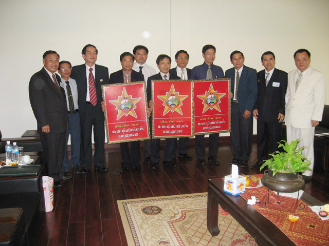 ( Giám đốc cty Hồng Ngọc Bích ( đứng giữa) - được trao huy chương - tại Lào )
