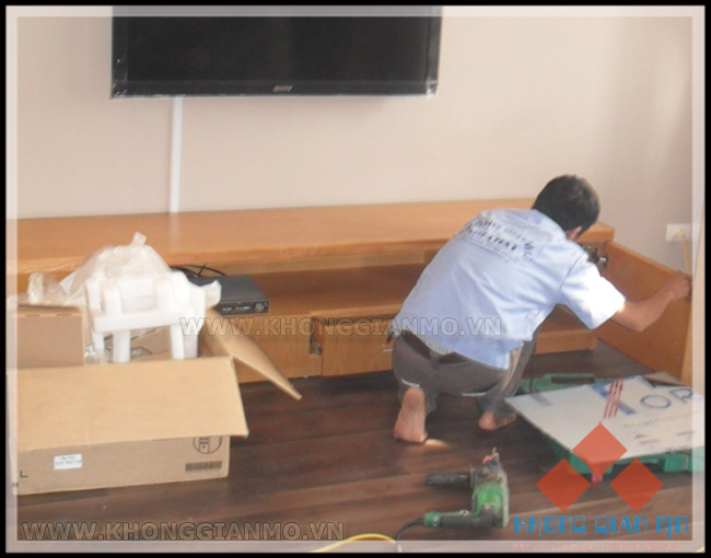 Thiết kế chung cư - Các công nhân đang tiến hành lắp đặt đồ nội thất tại công trình chung cư Hòa Phát